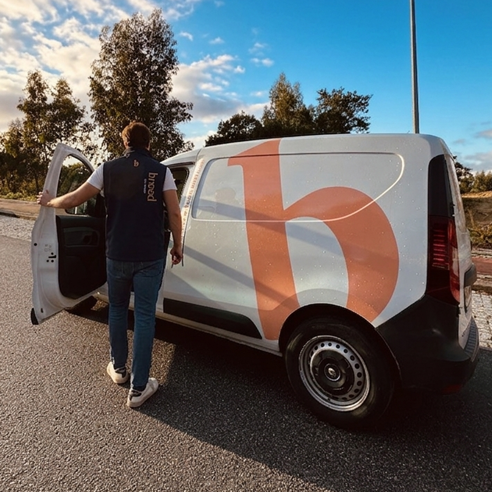 Sobre nós Sobre nós | Carrinha bneed food delivery na cidade do porto com nova farda